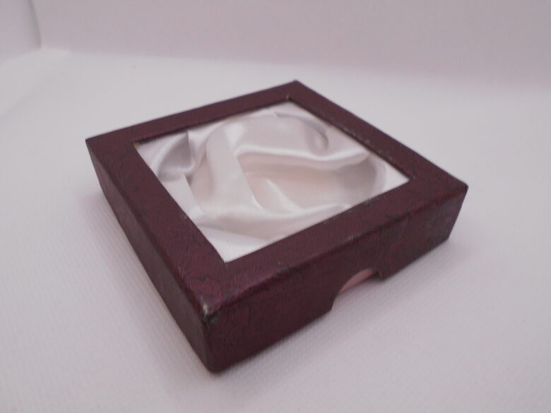 Bordo krāsas kartona kārbiņa aprocēm ar caurspīdīgu lodziņu (9x9x2 cm)