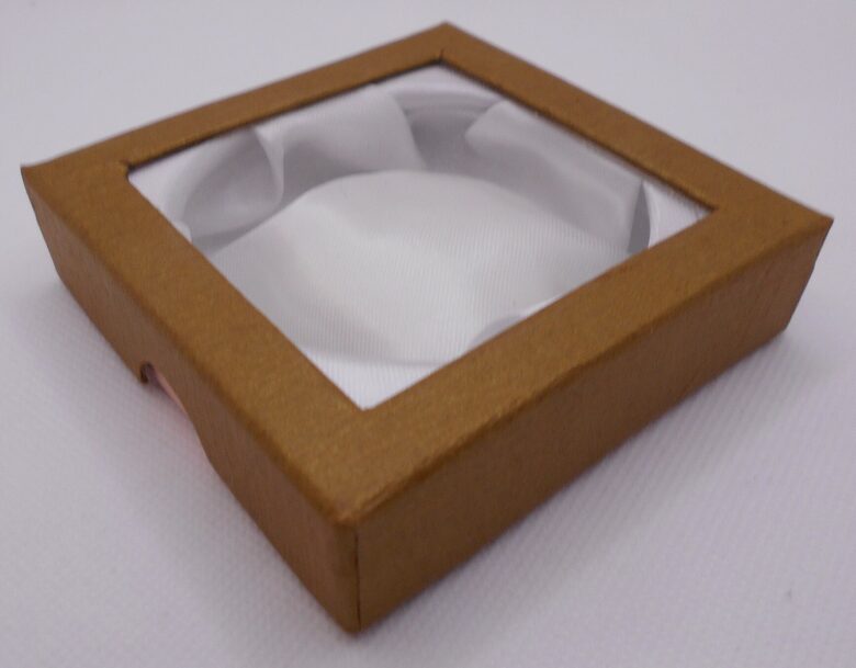 Zelta krāsas kartona kārbiņa aprocēm ar caurspīdīgu lodziņu (9x9x2 cm)