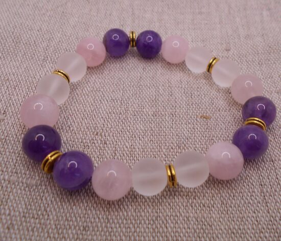 Ametista, kalnu kristāla un rožu kvarca rokassprādze ar zelta krāsas furnitūru (16-17 cm)