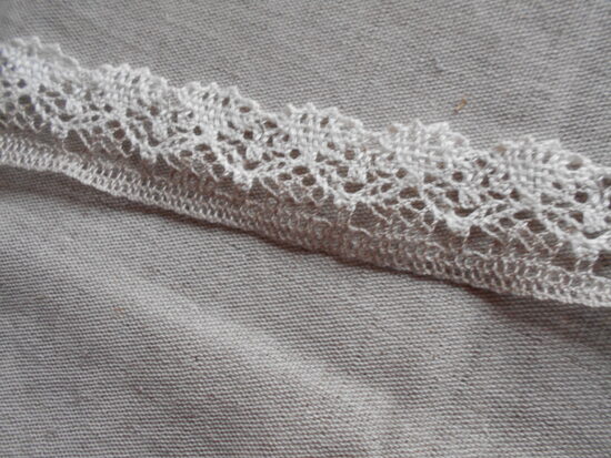 Lina mežģīne  balta ar lina pelēku maliņu, 30 mm plata