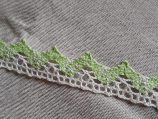 Šaura lina mežģīne baltā krāsā ar ieaustu gaiši zaļu diegu robotu maliņu, 25 mm plata