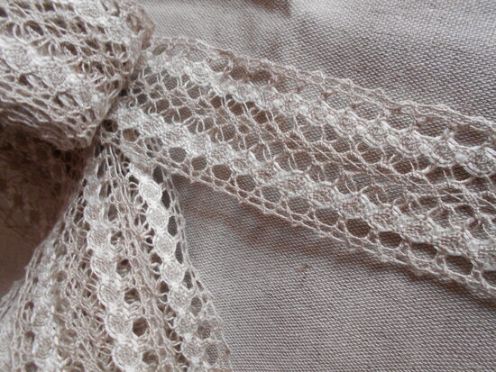 Lina mežģīne  dabiska lina pelēkā un baltā krāsā, 40 mm plata