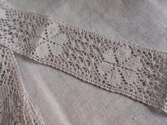 Lina mežģīne  dabiskā lina krāsā ar ieaustiem ziediņiem, 55 mm plata