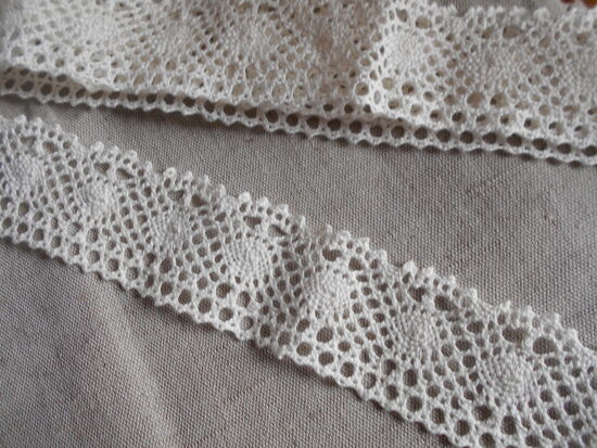 Lina mežģīne  baltā krāsā, 40 mm plata