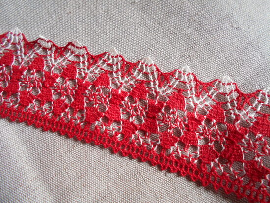 Lina mežģīne  sarkanā krāsā ar ieaustiem baltiem diegiem, 55 mm plata, ar robainu malu