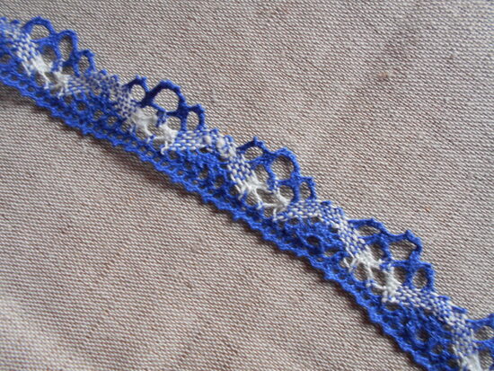 Šaura lina mežģīne no ziliem un baltiem diegiem, ar robotu maliņu, 20 mm plata