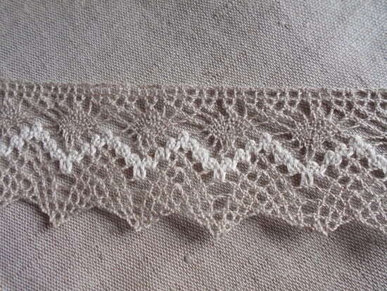 Lina mežģīne  dabiskā lina krāsā ar ieaustiem baltiem diegiem, 50 mm plata