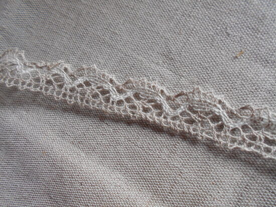 Šaura lina mežģīne  dabiskā lina krāsā ar ieaustiem baltiem diegiem, 18 mm plata