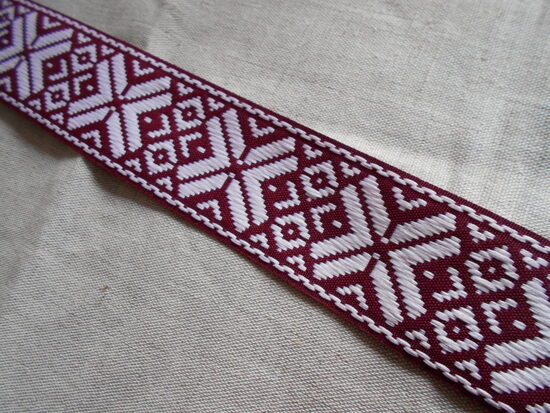 Tautiska raksta lente bordo un baltā krāsā, 50 mm plata