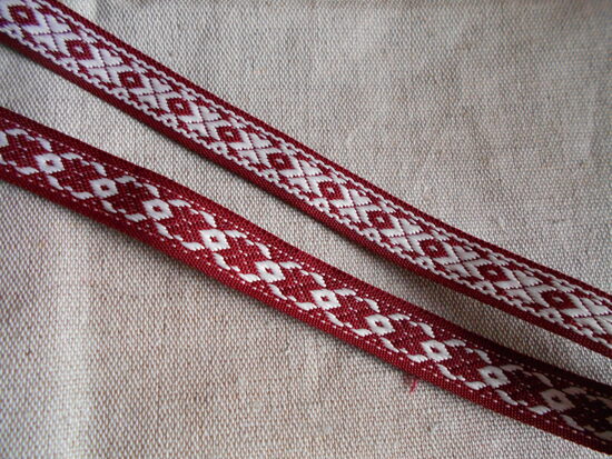Šaura tautiska raksta lente bordo un baltā krāsā, 15 mm plata