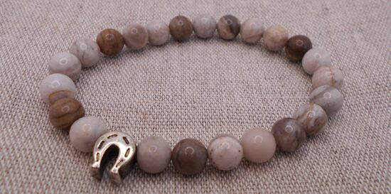 Pelēkas jašmas rokassprādze ar sudraba krāsas  pakaviņu (16-17 cm)