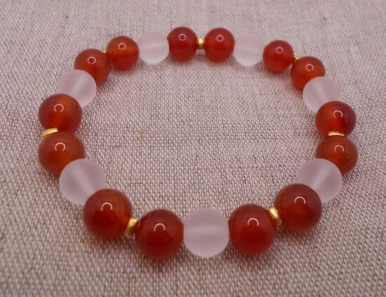 Karneola un kalnu kristāla  rokassprādze ar zelta krāsas furnitūru (18-19 cm)