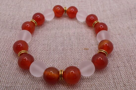 Karneola un kalnu kristāla  rokassprādze ar zelta krāsas furnitūru (15-16 cm)