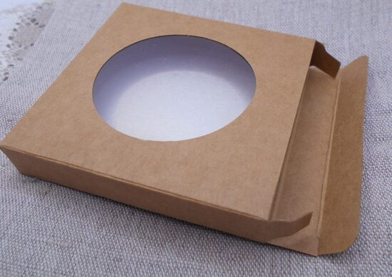 Gaiši brūna kartona kārbiņa ar caurspīdīgu lodziņu rokassprādžu iesaiņošanai (9x9x1,3 cm)