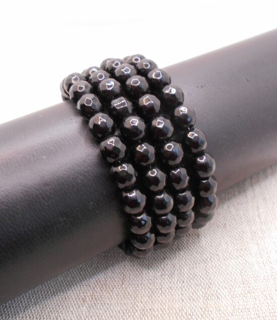 Slīpētā melnā ahāta pērlīšu rokassprādze uz atmiņas stieples (universāls izmērs)