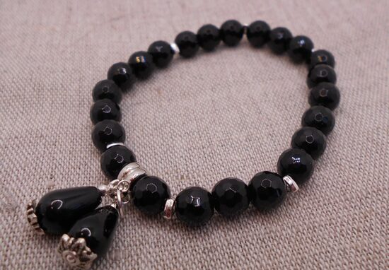 Melna slīpētā ahāta rokassprādze ar piekariņiem (17-18cm)