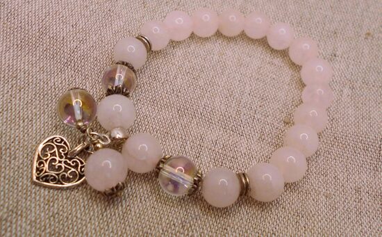 Rožu kvarca un kalnu kristāla rokassprādze ar piekariņiem (17-18 cm)