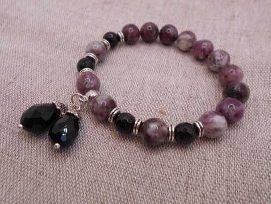 Plūmju ziedu turmalīna un melnā ahāta rokassprādze ar piekariņiem (16-17 cm)