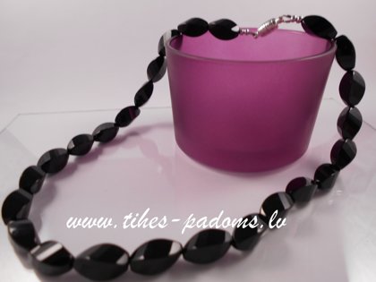 Melnā ahāta kaklarota no "twist" formas pērlītēm