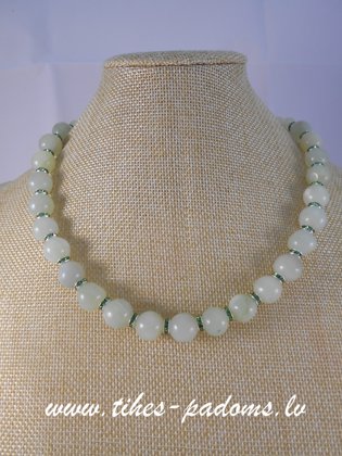 Prenīta kaklarota ar kristāliņu starplikām