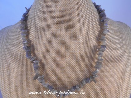 Labradorīta šķembu virtene