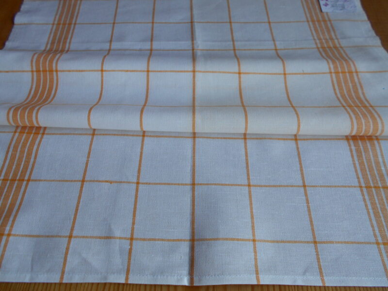 Balts puslina dvielis ar dzeltenu rūšu rakstu (50x70 cm)