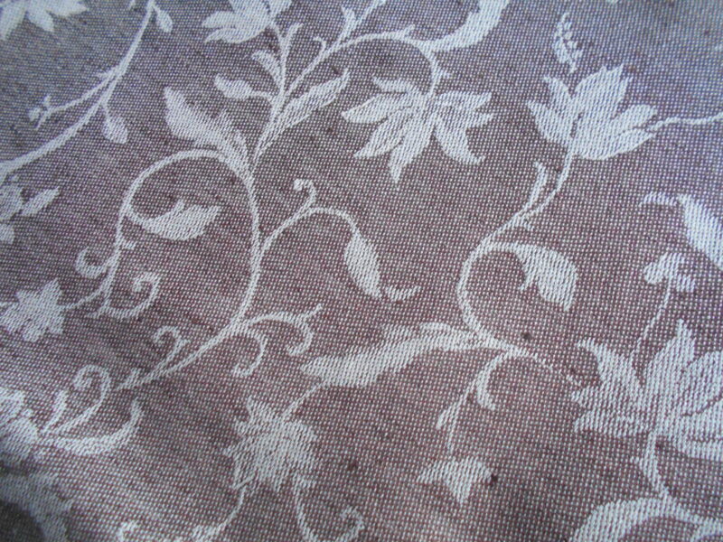 Lina galda celiņš no abpusēji izmantojama auduma ar ziedu rakstu (55x145 cm)