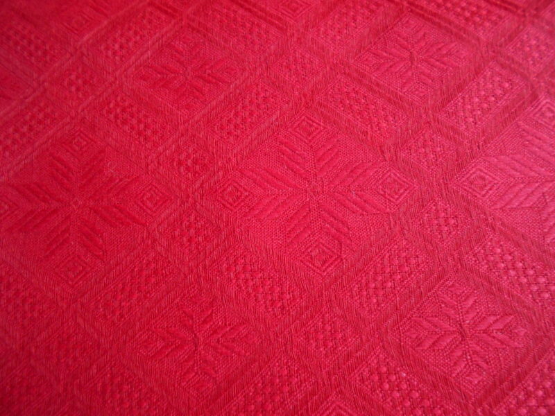 Taisnstūra koši sarkana žakarda lina galdauts ar auseklīšiem (110x145cm)