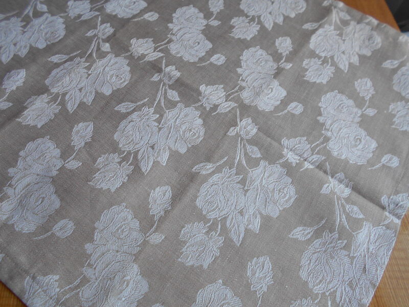 Taisnstūra mazi galdautiņi no lina žakarda auduma  ar rožu rakstu