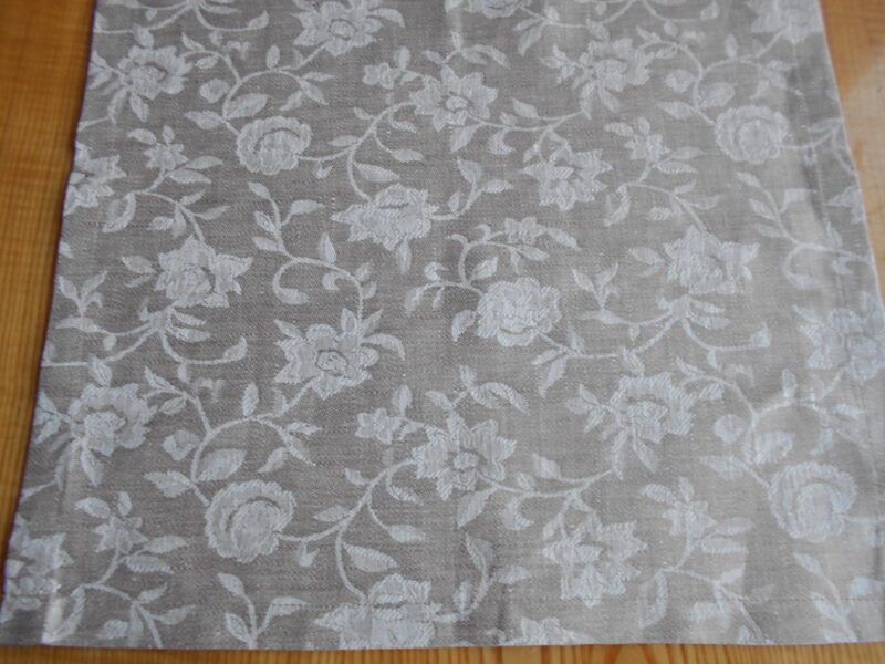 Lina galda celiņš no abpusēji izmantojama auduma ar ziedu rakstu (40x100 cm)