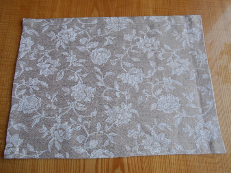 Bēšas lina auduma salvetes ar ziedu rakstu (28x38 cm)