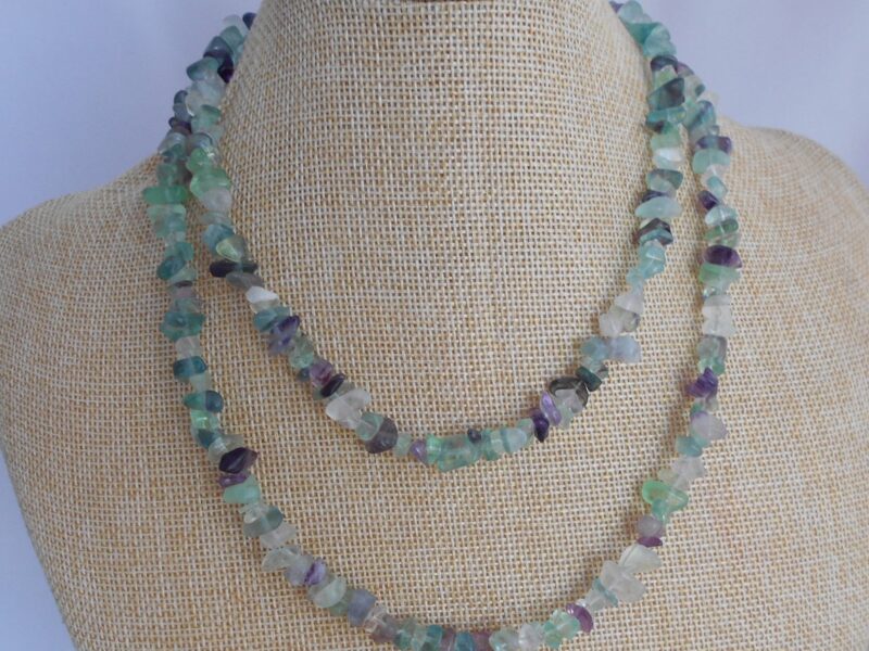 Daudzkrāsainā fluorīta šķembu virtene (90 cm)