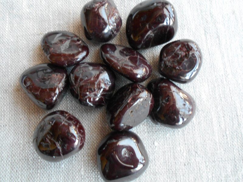 Granāts, L izmērs, gludi apstrādāts