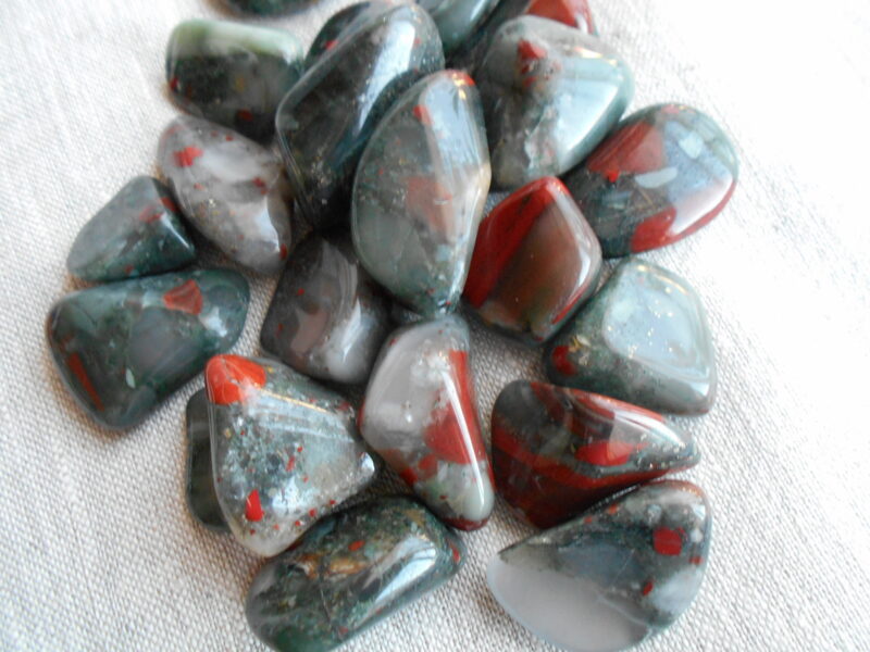 Heliotrops (asinsakmens, bloodstone), L izmērs, gludi apstrādāts