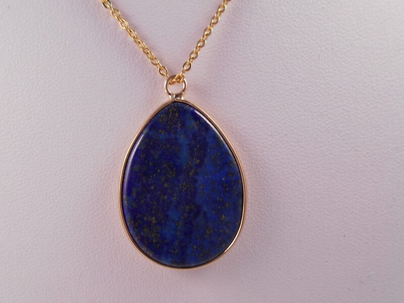 Lāses formas  lazurīta (lapis lazulis) kulons zelta krāsas ķēdītē (43 cm)