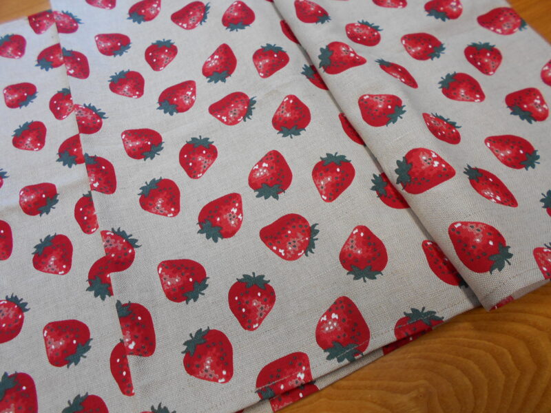 Lina auduma celiņš ar zemenīšu printu (145x52 cm)