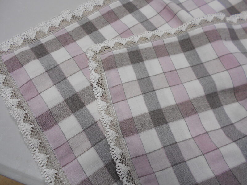 Taisnstūra formas rūtains lina auduma galdauts ar mežģīni (100x150 cm)