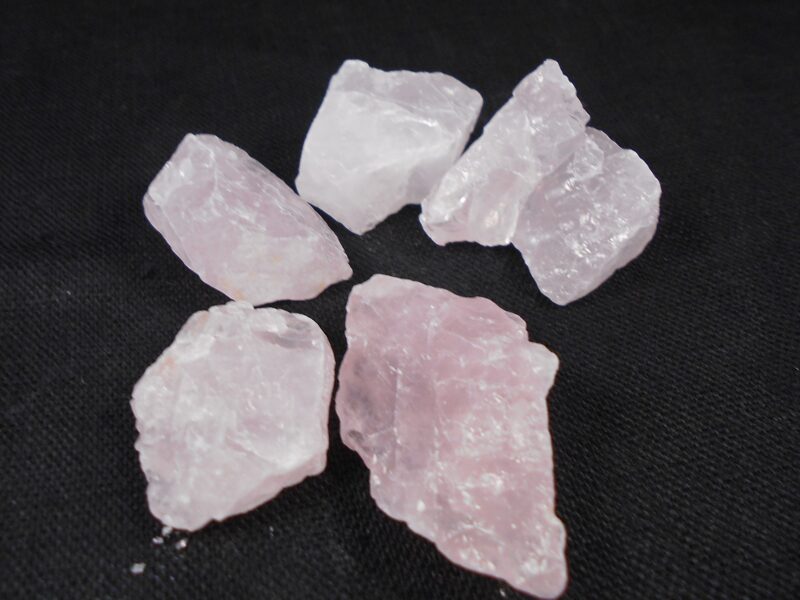 Rozā (rožu) kvarcs, neapstrādāts M izm. (Rose Quartz Rough)