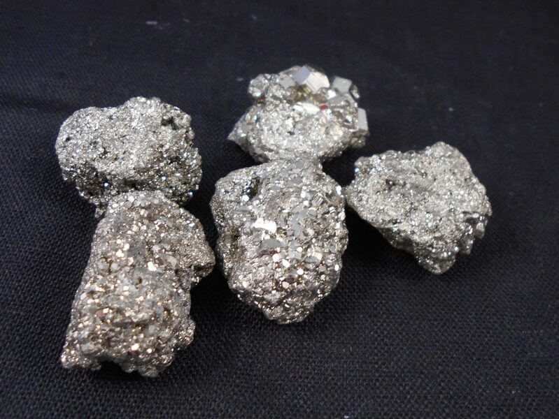 Pirīts M izm. (Pyrite)