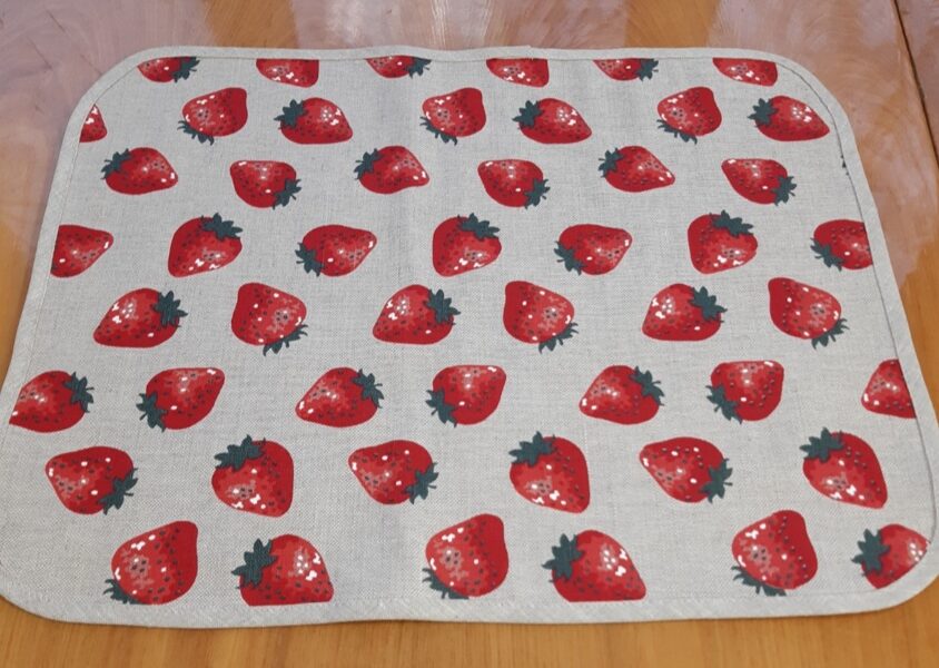 Lina auduma galda salvetes (placemat) ar zemenīšu printu (45x35 cm)